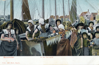 8948 Afbeelding van enkele meisjes in klederdracht, bezig met de haringvangst in de Oude Haven te Spakenburg (gemeente ...